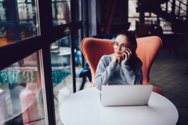 Laptop kafe iç uzak iş yaparken meslektaşı ile danışmanlık iş kadını