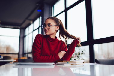 Son moda gözlük uzak kapalı saç ile oynarken seyir içinde sarışın metin yazarı büyüleyici durulması.