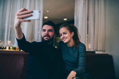 Gülümseyen sevgili ücretsiz birlikte kapalı smartphone selfie yaparken vaktinizi sakallı.