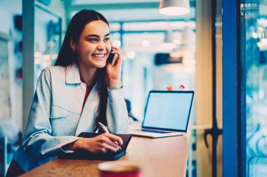 Başarılı kadın proje yöneticisi toplantı süt kişide belirterek telefon görüşmesi sırasında düzenlenmesi.