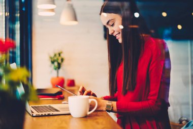 Hippi kız netbook üzerinde smartphone multimedya dosya eşitleme.