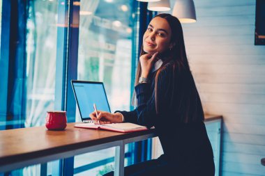 Uzaktan eğitim kafede modern dizüstü bilgisayar kullanan görevleri yerine getirmeye zaman harcama çekici öğrenci