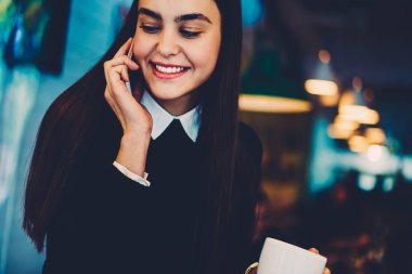 Neşeli esmer hippi kız seyir telefon konuşma uzak olması.