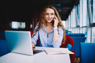 Uzakta ile sokulgan yolu ile smartphone iletişim sırasında arayan yetenekli kadın öğrenci durulması.