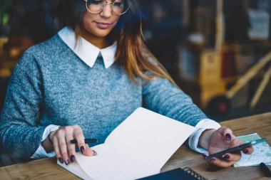 Modern dijital smartphone elinde tutarak optik gözlük yetenekli öğrencilerin Resim kırpılmış.