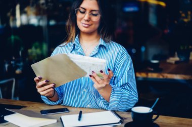 Kırpılmış görüntü genç kadının belgeleriyle çalışma.