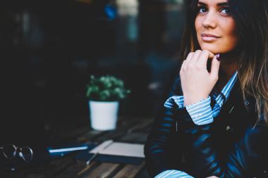 Çekici genç kadın uzun saçlı açık havada oturma ve zevk eğlence zaman Cafe ile Resim kırpılmış.