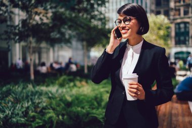 Başarılı yönetici kahve molası sırasında açık havada tutan paket servisi olan restoran Kupası Evet gülümseyen.