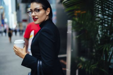 Gitmek için çekici emin iş kadını zarif aşınmaya şehir kahve ile sokakta geziniyor varoluş portresi.