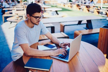 Yetenekli freelance bilgi kafe teras üzerinde çalışma yeni proje için arama.