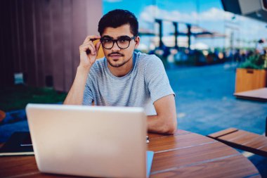 Kendine güvenen erkek serbest meslek sahibi online para kazanmak araştırmalar yapma ağlarda dizüstü bilgisayar kullanarak.