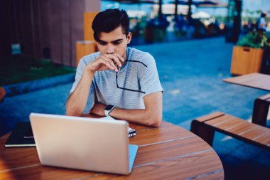 Hata düzeltme hakkında düşünme kodda hata ile hayal kırıklığına geliştirilen dalgın genç.