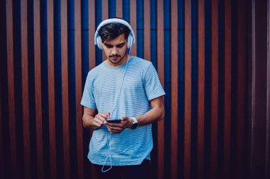 Ücretsiz saat müzik dinleme harcama düşünceli erkek öğrenci.