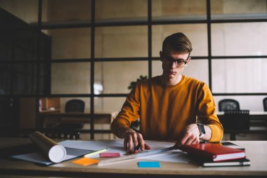 Hesap planı ve skeçler kontrol proje üzerinde profesyonel erkek mimar.