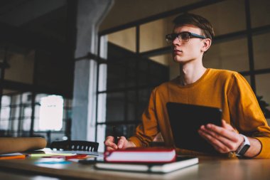 Grafik planı touchpad ile ağlarda araştırma yapmak için fikir durulması mimar.