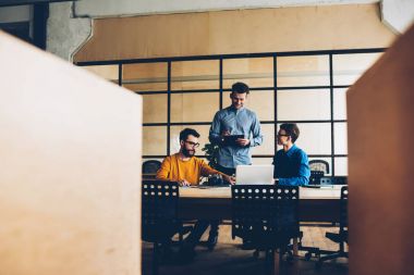 Yetenekli ekibi araştırma, takım yaratıcı çözümler birlikte ofisinde iletişim yapma programcıları için modern cihazlar ve Internet bağlantısı kullanarak çalışma işlemi sırasında işbirliği