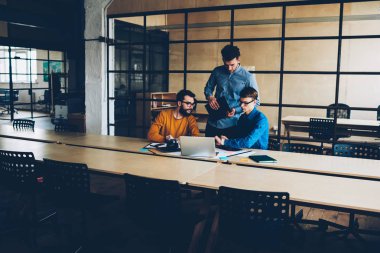 Proje fikirleri birlikte, tartışırken laptop bu grup üzerinde fikir ve düşüncelerini teknolojisini kullanarak tartışırken gayrı resmi toplantıda problem çözme geliştiriciler kontrol çalışan ekip deneyimli teknik direktörü