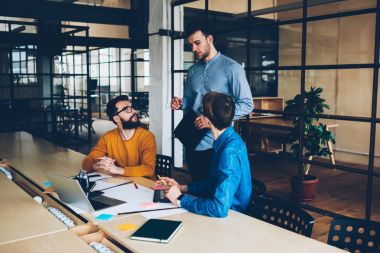 Takım vasıflı iş ofis, profesyonel Koç çalışanlar strateji ve proje planlama kavramı açıklayan coworking içinde oturum beyin fırtınası sırasında fikir ve görüşleri tartışmak