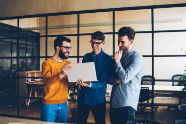 Proje başarıyla uygulama modern dizüstü, tasarımcı paylaşım fikir ve görüşleri office toplantıda birlikte çalışma grubu üzerinde kontrol tamamlanması ile programcı neşeli mürettebat memnun