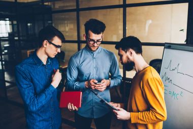 Web sayfasında tartışma meslektaşları ile sahip mobil arama bilgileri tarama mürettebatın genç erkek üyesi.