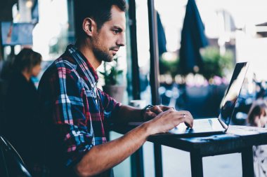 Yan bu geliştirici ücretsiz Wi-Fi kahvehane ve modern dizüstü aygıtı kullanarak Internet Web sitesinde online ödeme yapmadan genç görüntüleyin. Dijital bilgisayar, metin yazarı çalışma serbest. Kopyalama alanı alanı