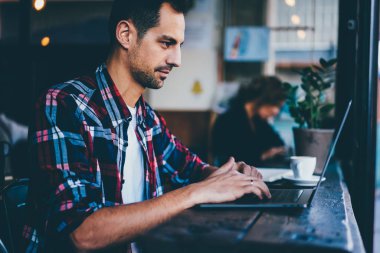 Yan görünüm onun modern bilgisayar kablosuz internet'e bağlı yeni Web sitesi geliştirilmesi üzerinde çalışan programcı konsantre oldum. Dalgın öğrenci bilgi aramak ve netbook üzerinde uygulama güncelleştiriliyor