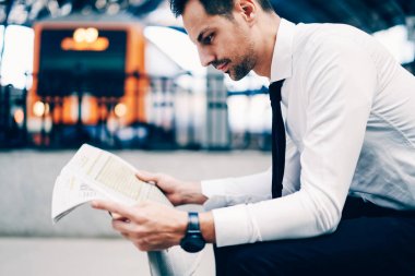 Sabah gazetesinin mali sütun içinde son haberler okuma şık formal giyim giymiş başarılı avukat Resim kırpılmış.