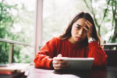 Duygu yorgun üzgün genç kadın portresi kafe teras oturma Wi-Fi bağlantısı ile sorunları çözme hippi kız üzgün olarak sosyal ağlar sohbet arkadaş kötü haber alma hakkında hayal kırıklığına