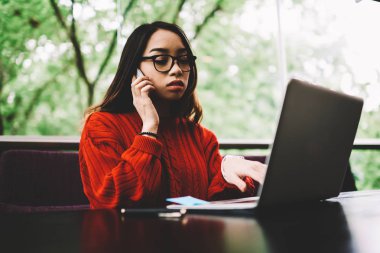 Gözlük için danışmanlık hizmeti hesabı web sayfasında, uzaktan çalışma kafe iç çalışma planları tartışırken profesyonel serbest meslek tarama yaparken bankacılık için arama dalgın genç kadın