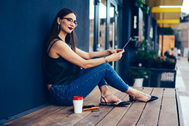 Çekici durulması esmer güzel gözlükler geribildirim için Web sitesi yayın dışında otururken düşünüyorum. Büyüleyici düşünceli erkek kopya boşluk duvar yanındaki boş vakit