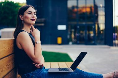 Kişisel Web sitesi içeriğinde yeni fikirleri hakkında büyüleyici düşünceli kadın blogger düşünme kentsel ayarı, serbest zaman sırasında. Açık havada bankta oturan rekreasyon zevk şirin durulması öğrenci