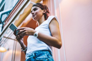 Kadın blogger açık havada duran sırasında kişisel web sitesi takipçileri ile fikir paylaşımı durulması. Güzel öğrenci telefon online alışveriş kullanarak ağ üzerinde uygulama yüklemek için bekliyor