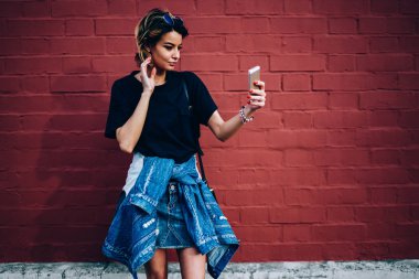 Büyüleyici kadın kişi sosyal ağ profil resmi güncelleştirmek için smartphone cep telefonu ile selfie yaparken kamera için poz. Genç güzel kadın alarak fotoğraf sırasında alan reklam yakın duran