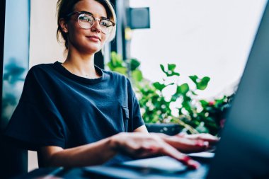 Çekici durulması grafik tasarımcı serin Eyewear üstünde becerikli alet açık havada uzak çalışması sırasında müşteri yeni görev hakkında sohbet. Eğitim webinar popüler web sitesi izlerken dalgın kadın kişi