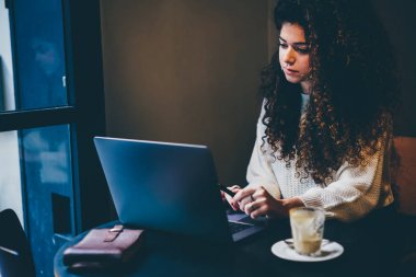 Yetenekli kadın yazarı çekici dizüstü bilgisayarda uzak iş sırasında müşteriye e-posta iletisi gönderme casual giyim giymiş. Genç sevimli öğrenci modern aygıt üzerindeki uygulama kullanma sunu yapma