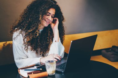 Pozitif sevimli grafik tasarımcı tasarımcı dizüstü bilgisayar üzerinde web sitesi ilginç video izlerken internet'e bağlı. Genç mutlu kadın kişi modern Aygıt Web sayfalarında komik Haberler okuma