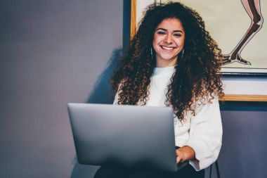 Favori web sitesinde çevrimiçi alışveriş ve bankacılık hizmeti üzerinden ödeme yapmadan mutlu güzel hippi kız yarım uzunluk portre. Genç olumlu genç komik sosyal ağ sohbet sırasında gülüyor