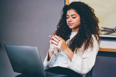 İnternetten dosya indirirken bildirim smartphone cep telefonu ile kontrol kıvırcık saçlı güzel yetenekli yazarı. Online rezervasyon için telefon üzerinde uygulama kullanan genç çekici hippi kız