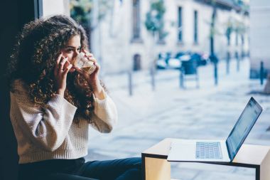 Cep telefonu kapalı lezzetli içki yudumlarken kullanarak arkadaşlarınızla iletişim genç kadın serbest meslek sahibi. Genç kız internetten dosya indirirken telefonla konuşurken şık kıyafeti giymiş