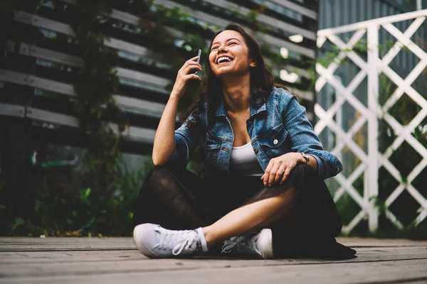 Wanita Muda Yang Bahagia Dengan Rambut Panjang Yang Cantik Tertawa — Stok Foto