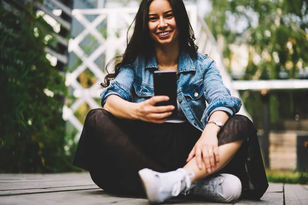 Портрет Великолепной Брюнетки Молодой Женщины Смотрящей Камеру Телефоном Руке Позитивной — стоковое фото