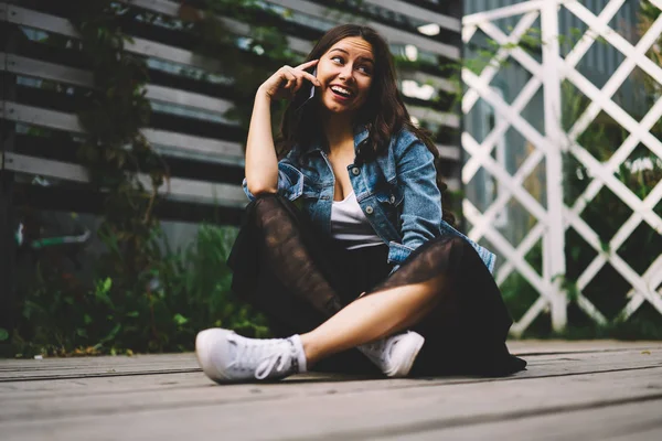 Веселая Молодая Женщина Разговаривает Другом Современному Телефону Свободное Время Открытом — стоковое фото