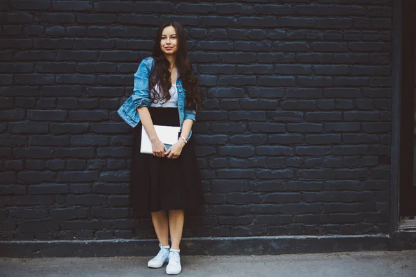 Menina Hipster Elegante Com Lindo Cabelo Longo Morena Segurando Tablet — Fotografia de Stock