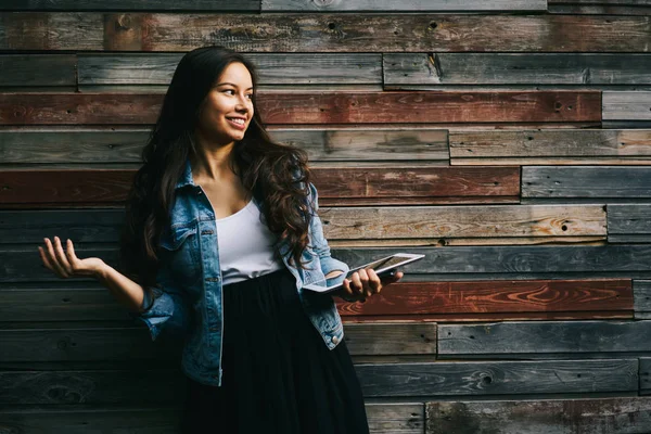 Mujer Joven Alegre Con Pelo Largo Hermoso Morena Mirando Hacia — Foto de Stock