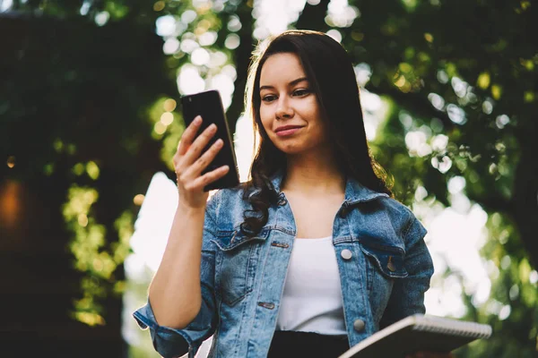 Красивая Молодая Женщина Блокнотом Руке Устанавливая Мобильное Приложение Цифровой Телефон — стоковое фото