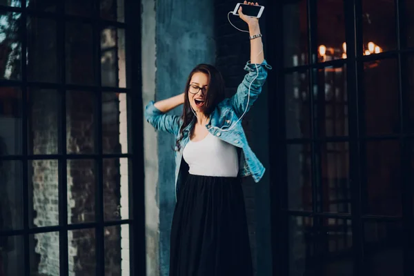 Счастливая Молодая Женщина Танцует Слушая Любимую Музыку Современных Наушниках Подключенных — стоковое фото