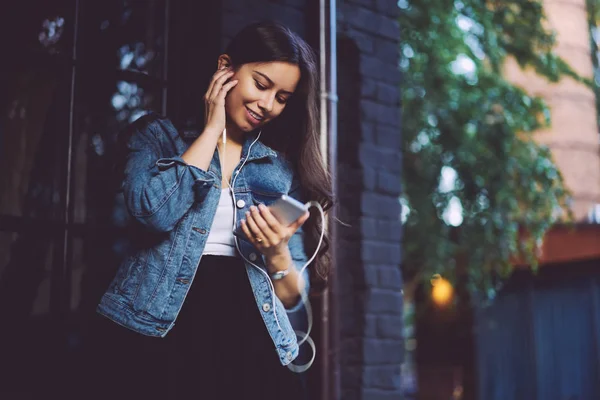 Joven Guapa Con Pelo Moreno Viendo Vídeo Las Redes Sociales —  Fotos de Stock