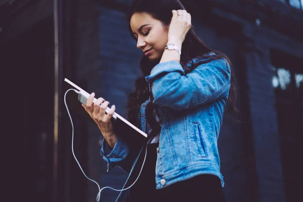 Encantadora Estudiante Con Estilo Con Hermoso Cabello Moreno Mirando Libro — Foto de Stock