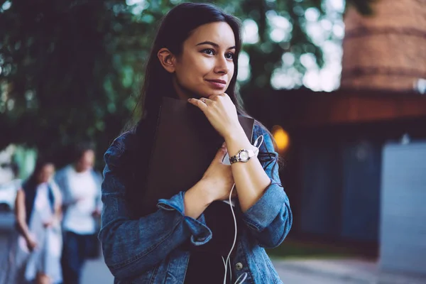 Krásná Mladá Žena Hnědou Učebnice Uhýbaje Rukou Atraktivní Bokovky Dívka — Stock fotografie