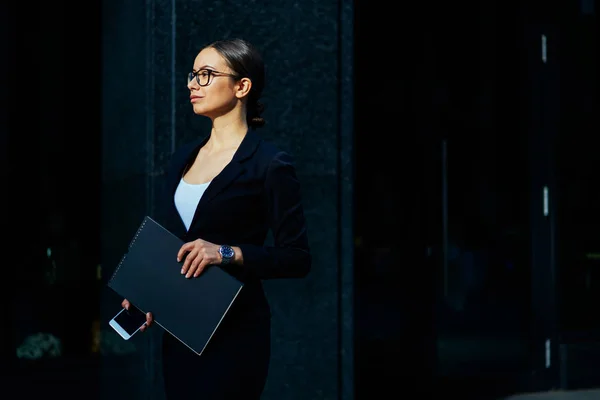 Vertrouwen Vrouwelijke Bankier Gekleed Elegante Stijlvolle Slijtage Bedrijf Zwarte Map — Stockfoto